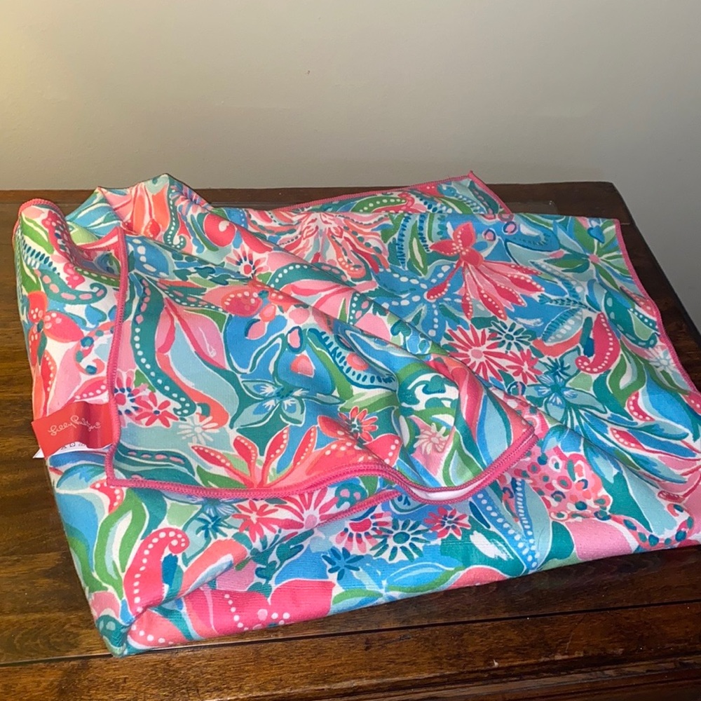 New Lilly Pulitzer Beach Towel - Picture 2 of 10